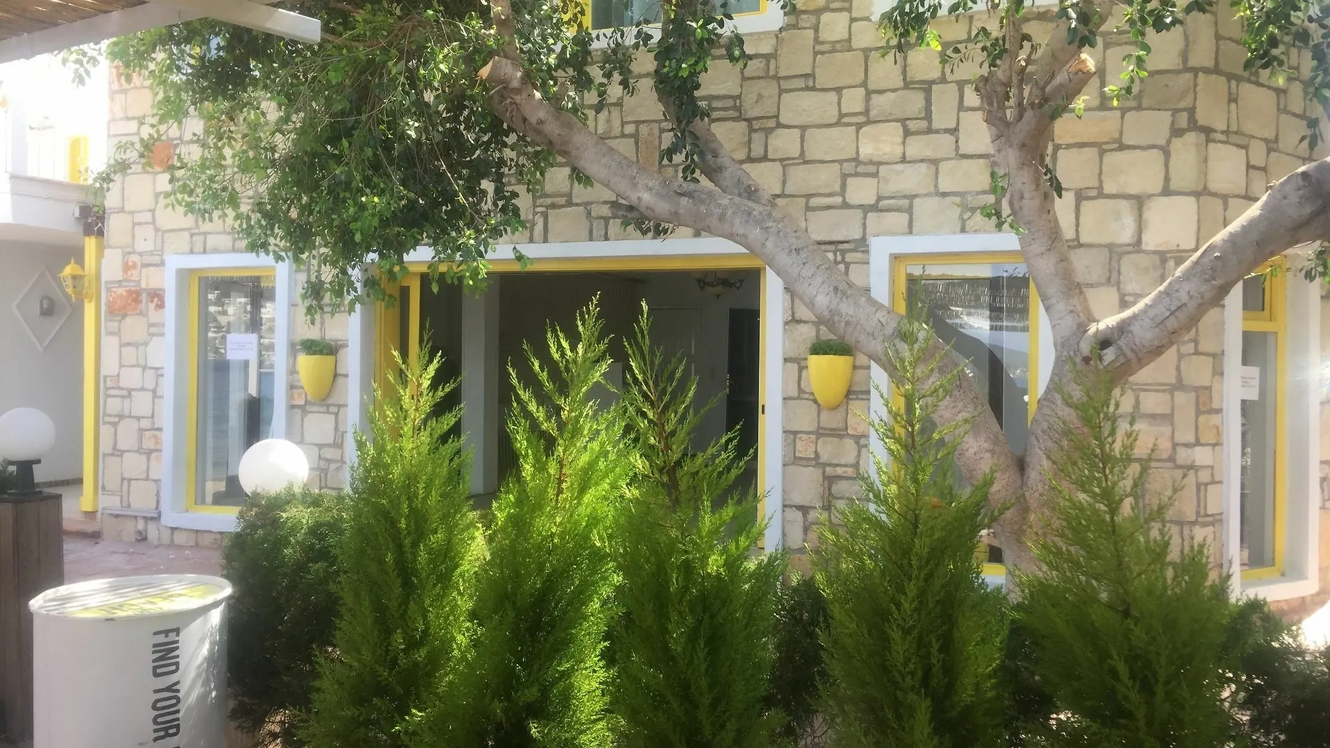 Estrella Beach Hotel contacts